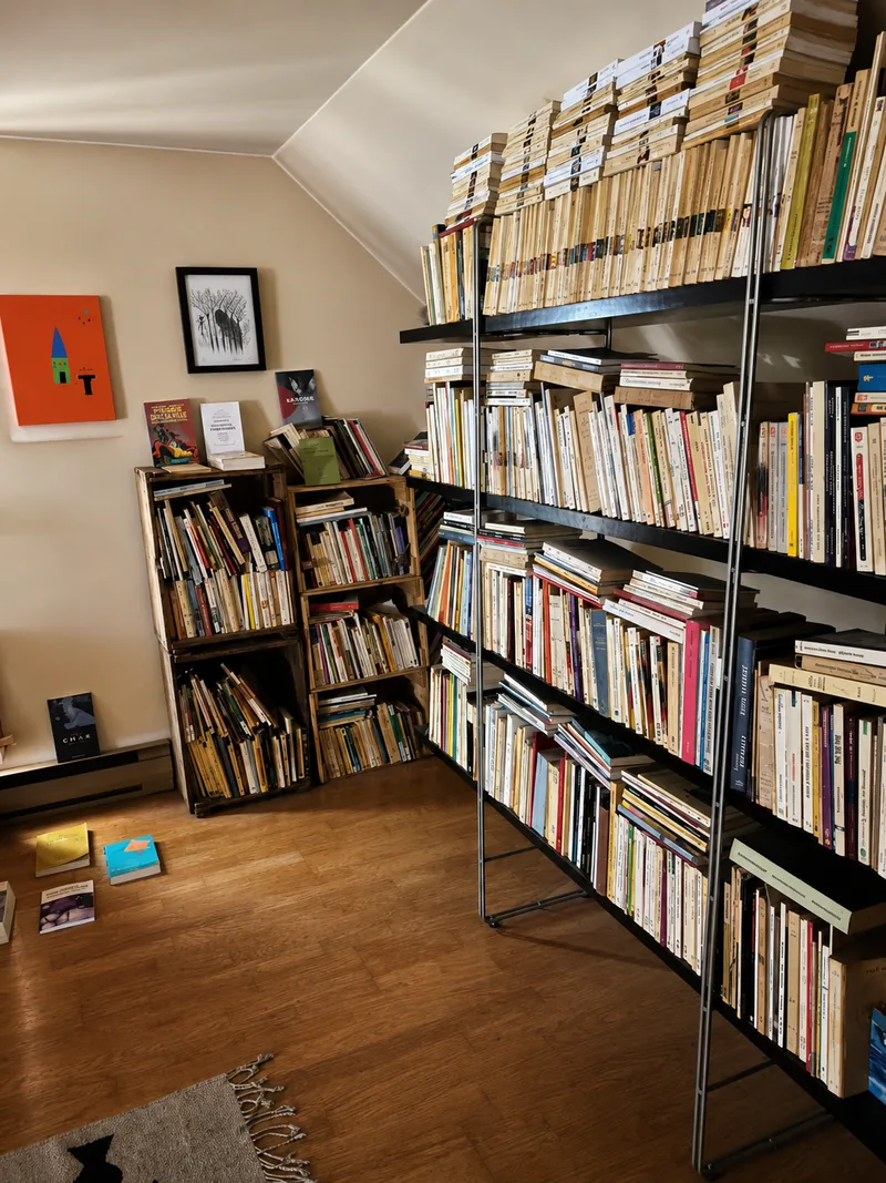 Rayonnages couverts de centaines de recueils de poésie, dans la maison de l’artiste