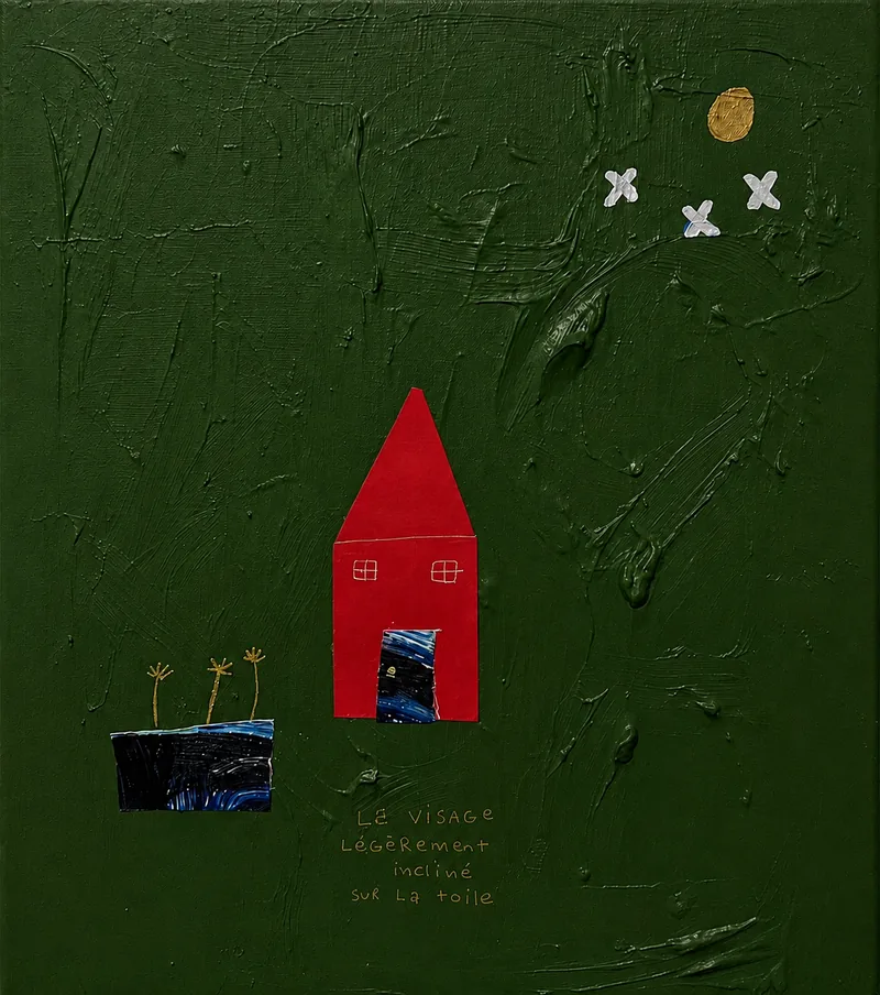 Petite maison rouge sur fond vert profond, fleurs dorées et croix argentées