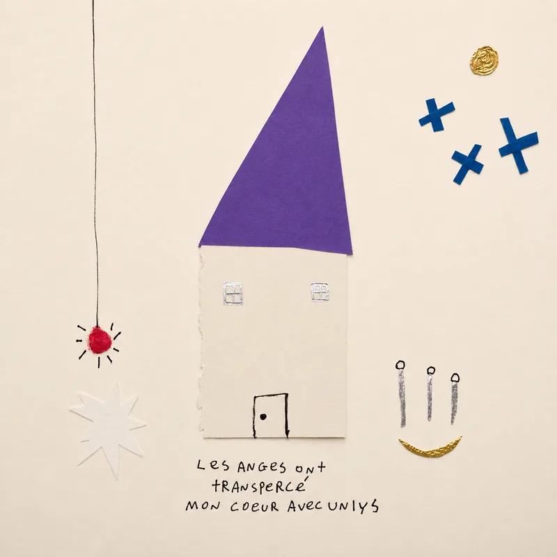 Maison crème au toit violet, soleil rouge pendu à un fil, croix bleues