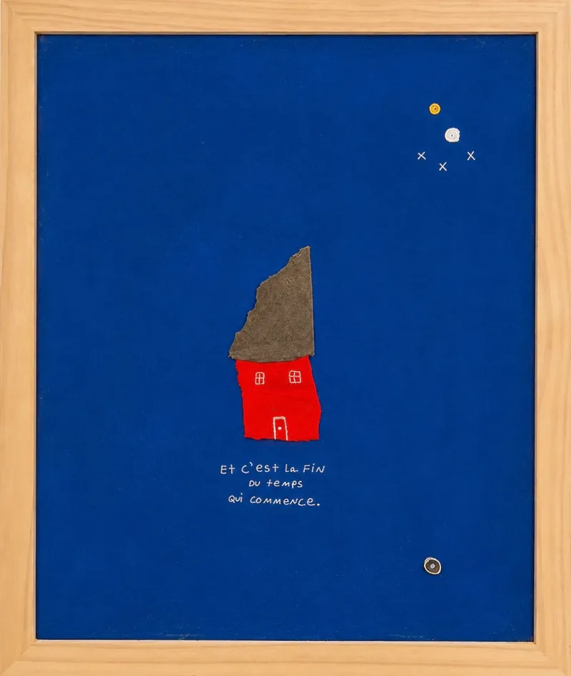 Œuvre encadrée : petite maison rouge au toit d’écorce sur fond bleu profond, vers manuscrit blanc