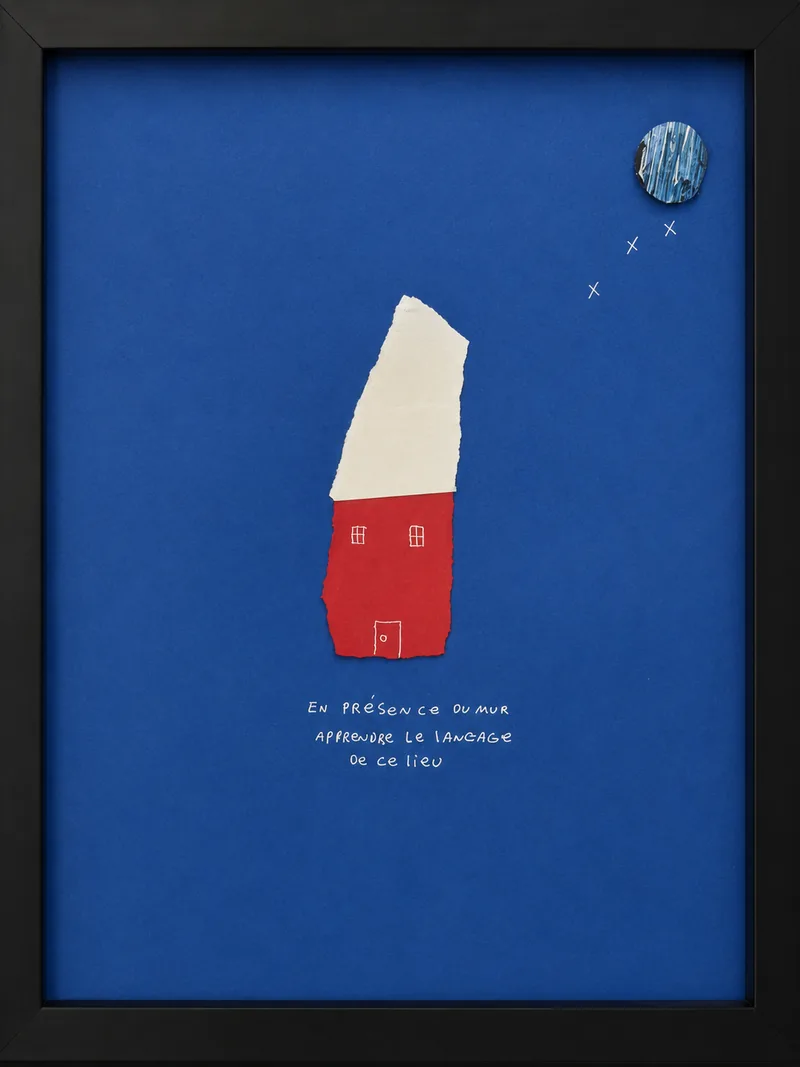 Maison rouge au toit crème déchiré sur fond bleu profond, vers manuscrit blanc