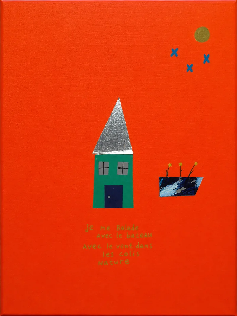 Maison verte au toit d’aluminium sur fond orange vif, barque bleue et lune dorée