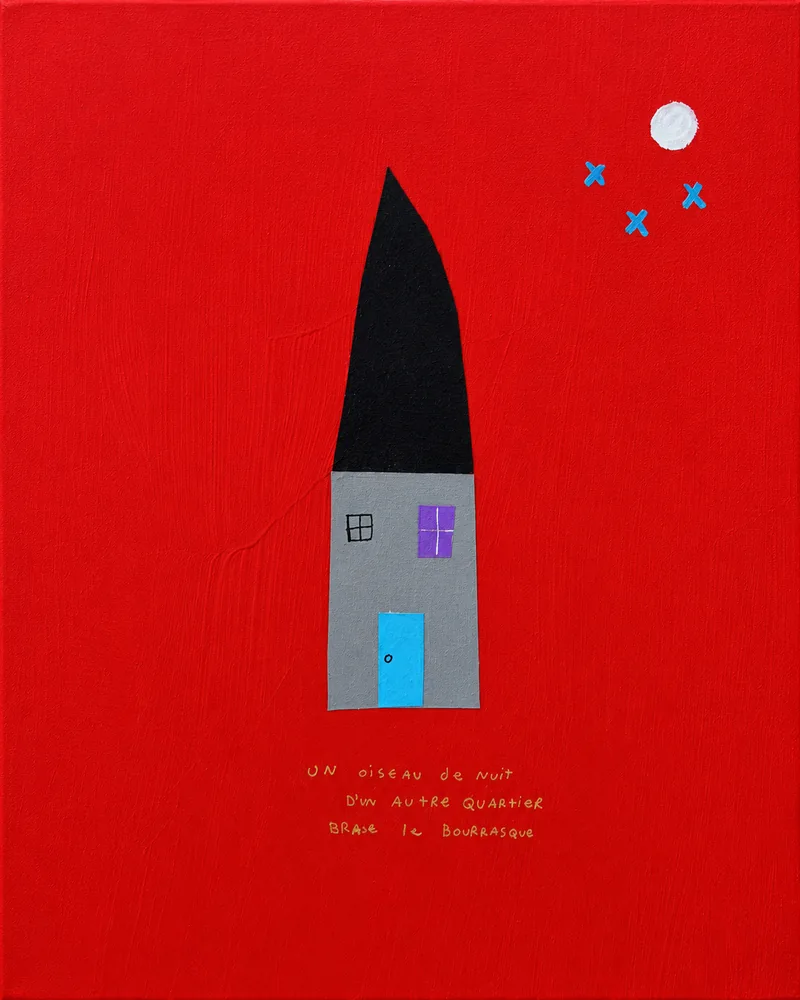 Maison grise au long toit noir sur fond rouge, lune argentée et croix bleues
