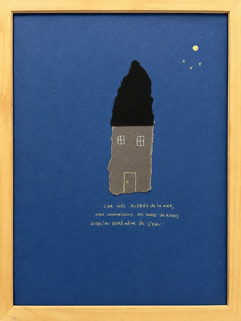 Maison grise au toit de papier brun sur fond bleu nuit, vers manuscrit blanc