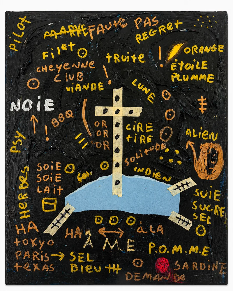 Croix de ruban beige sur fond noir couvert de mots ocre et jaunes : âme, lune, solitude