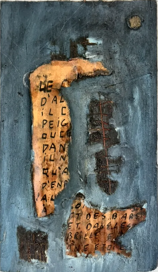 Fragments de papier manuscrit encroûtés sur planche de bois bleutée, lune dorée