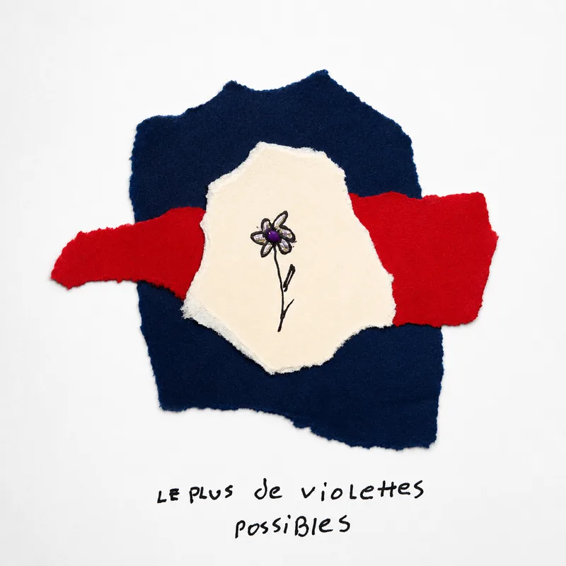 Fleur à l’encre dans une déchirure crème cernée de bleu nuit et de rouge