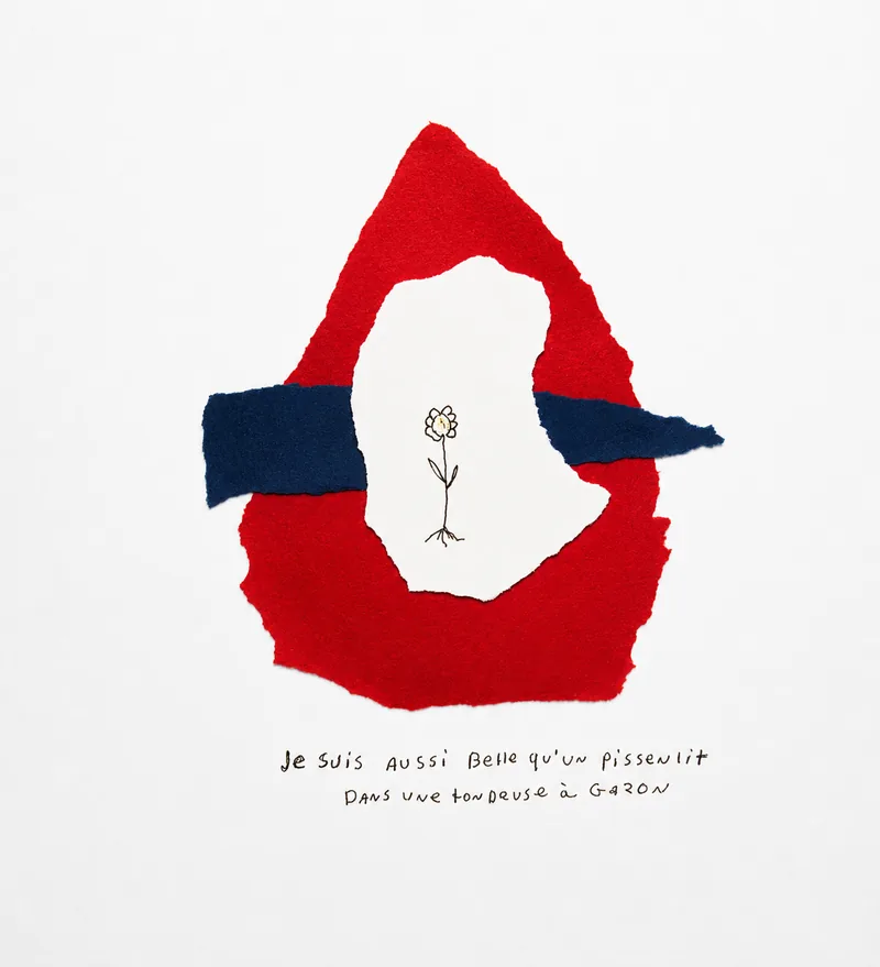 Petite fleur dans une trouée de papier cernée de rouge vif et de bleu nuit