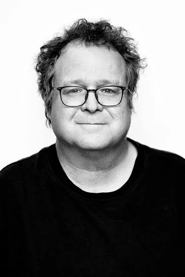 Jean-Sébastien Huot de face, portrait en noir et blanc sur fond blanc
