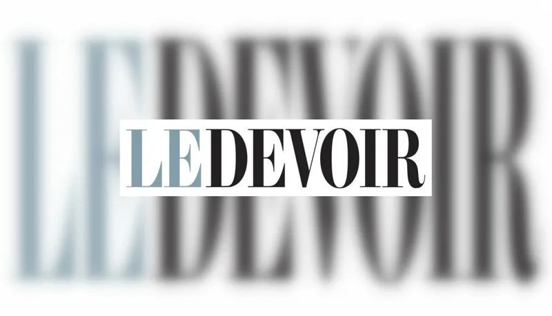 Logotype du quotidien Le Devoir, en lettres noires et bleu-gris sur fond blanc